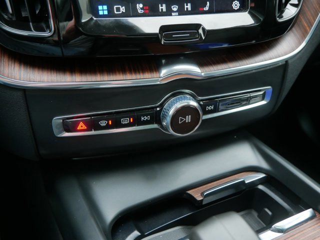 Used 2023 Volvo XC60 B5 Plus image 25