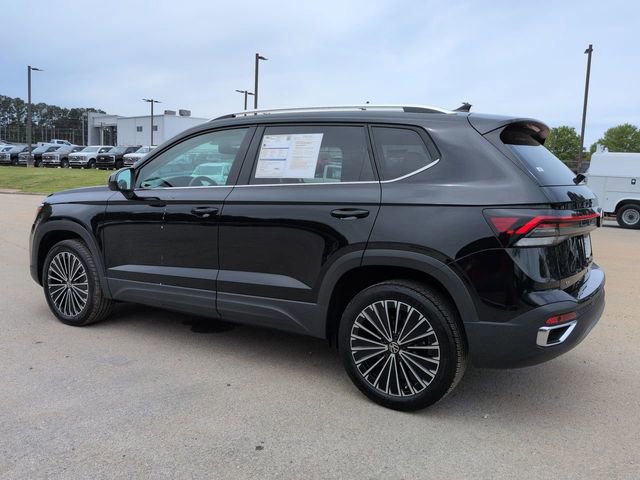 Used 2025 Volkswagen Taos SE FWD image 2