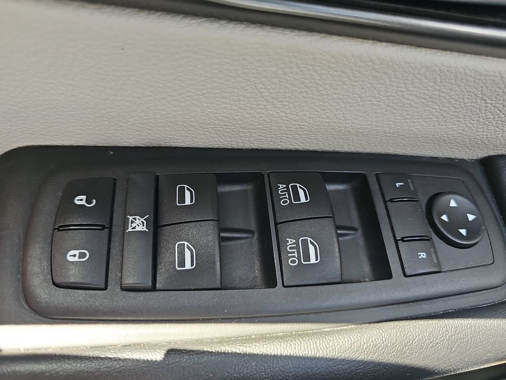Used 2024 Chrysler Pacifica Touring-L FWD image 26