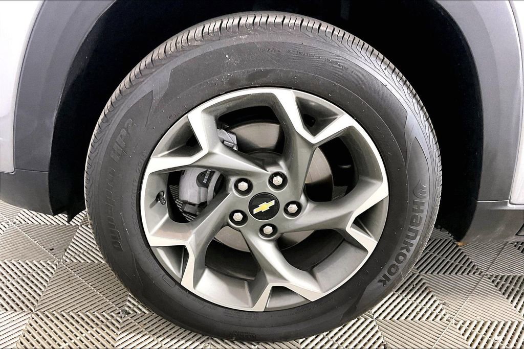 Used 2025 Chevrolet Trax LT w/ LT Convenience Package FWD image 7