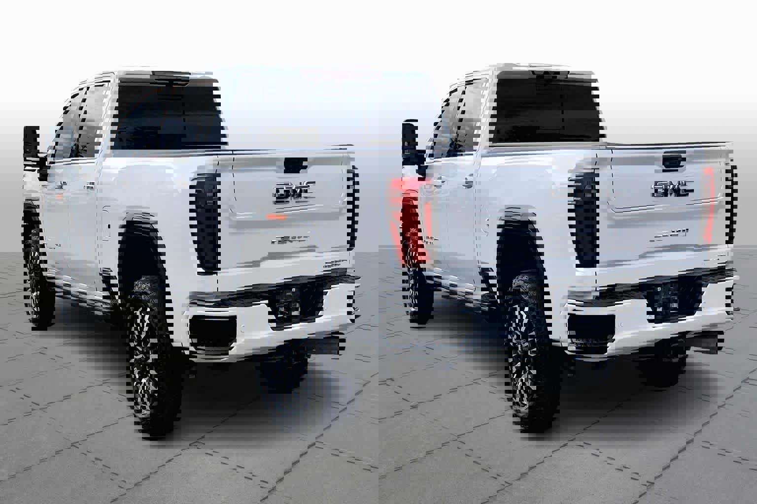 Used 2025 GMC Sierra 2500 Denali Ultimate image 2