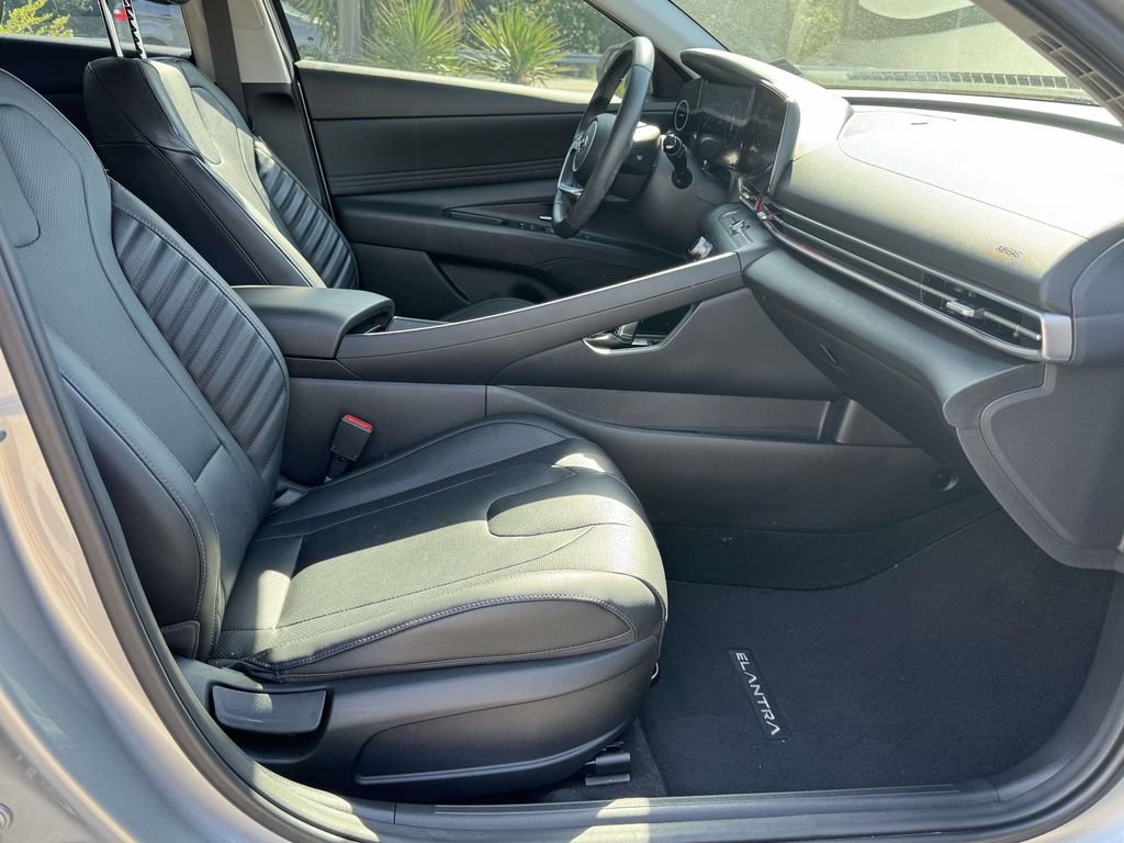 Used 2023 Hyundai Elantra Limited FWD image 14
