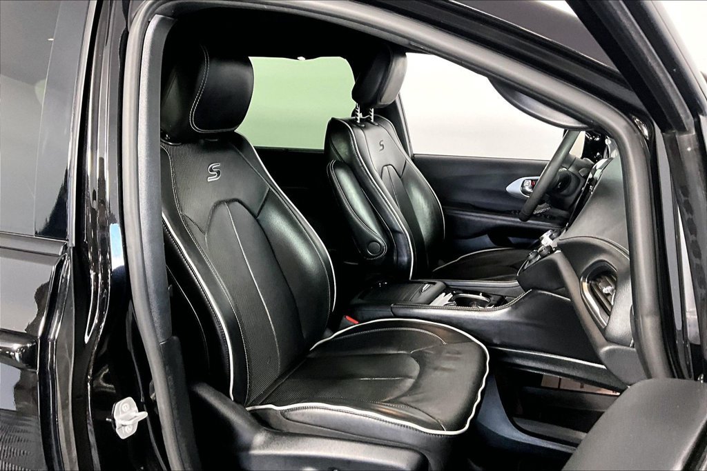 Used 2025 Chrysler Pacifica Limited FWD image 7