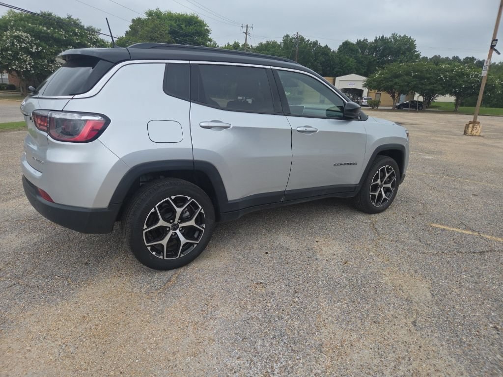 Used 2026 Jeep Compass Limited AWD/4WD image 14