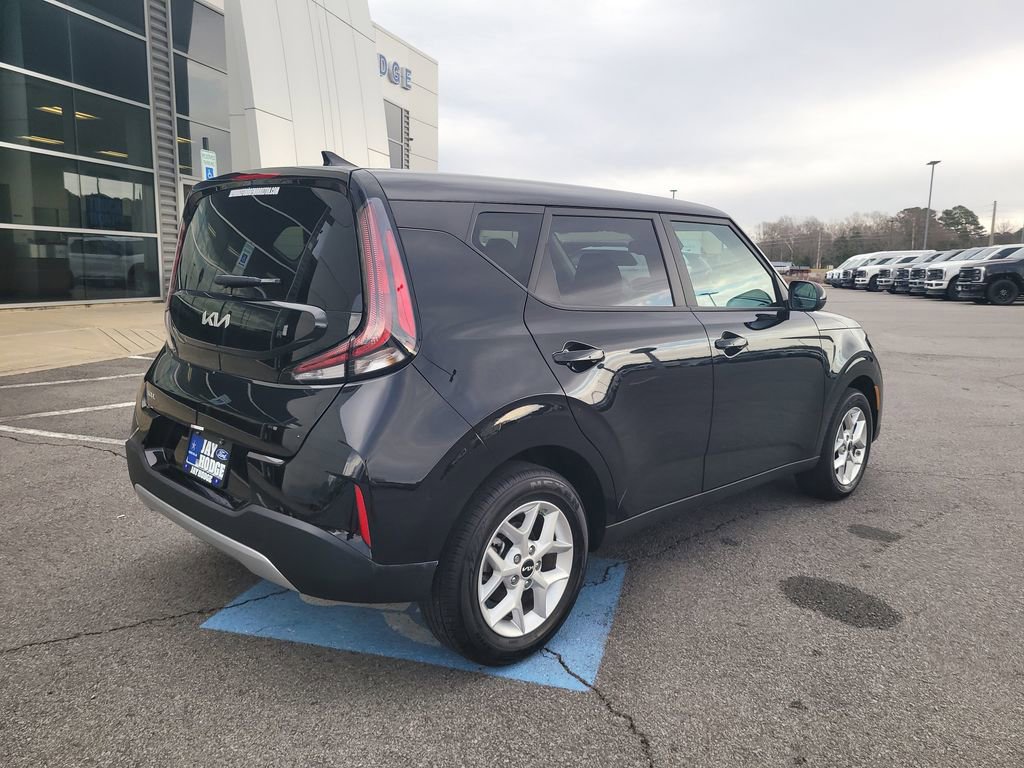 Used 2025 Kia Soul LX w/ LX Technology Package image 3