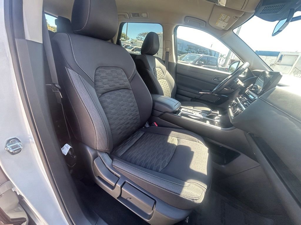 Used 2025 Nissan Pathfinder SV image 25