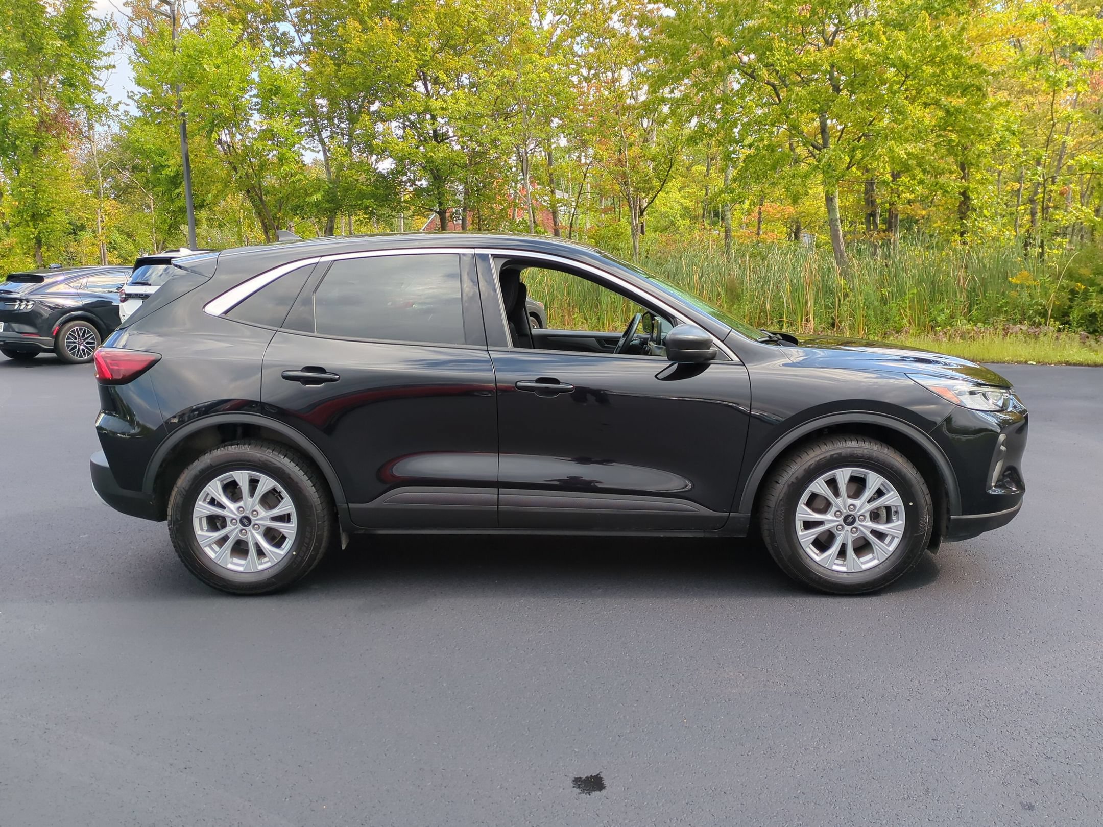 Certified 2023 Ford Escape Active AWD/4WD image 2