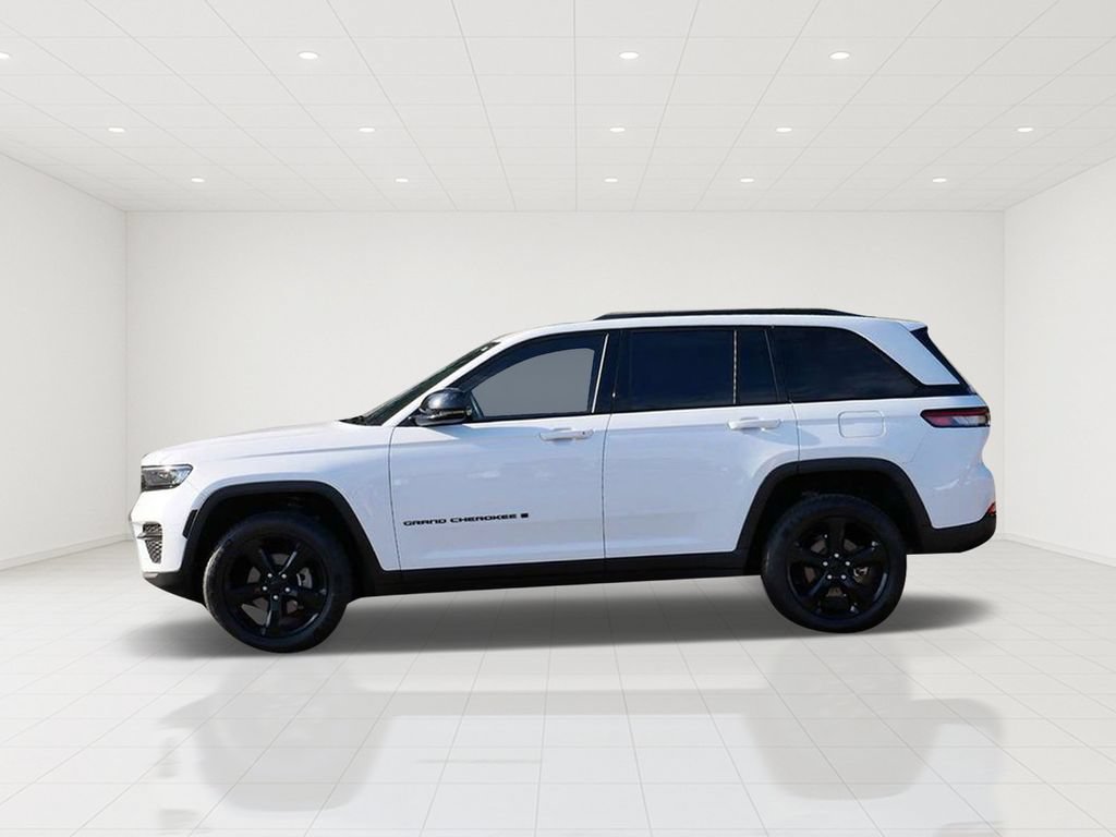 Used 2022 Jeep Grand Cherokee Altitude AWD/4WD image 5