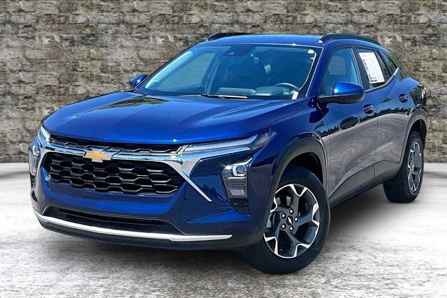 Used 2024 Chevrolet Trax LT w/ Driver Confidence Package FWD image 3