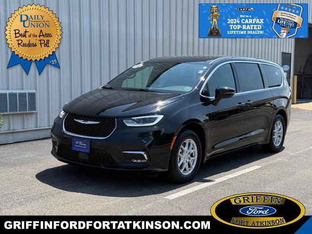 Used 2025 Chrysler Pacifica Select