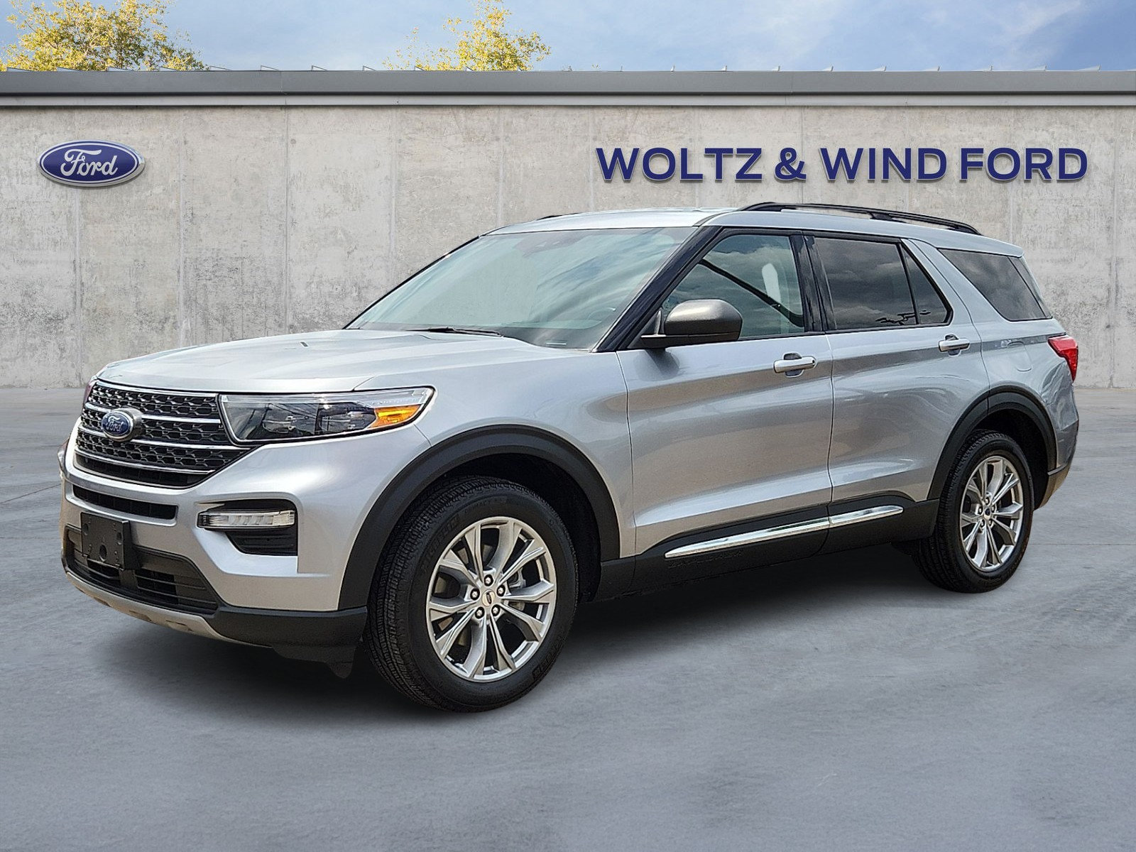 Certified 2022 Ford Explorer XLT w/ Equipment Group 202A AWD/4WD image 3