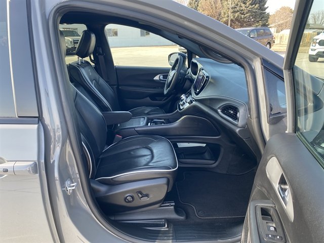 Used 2025 Chrysler Pacifica Limited FWD image 6
