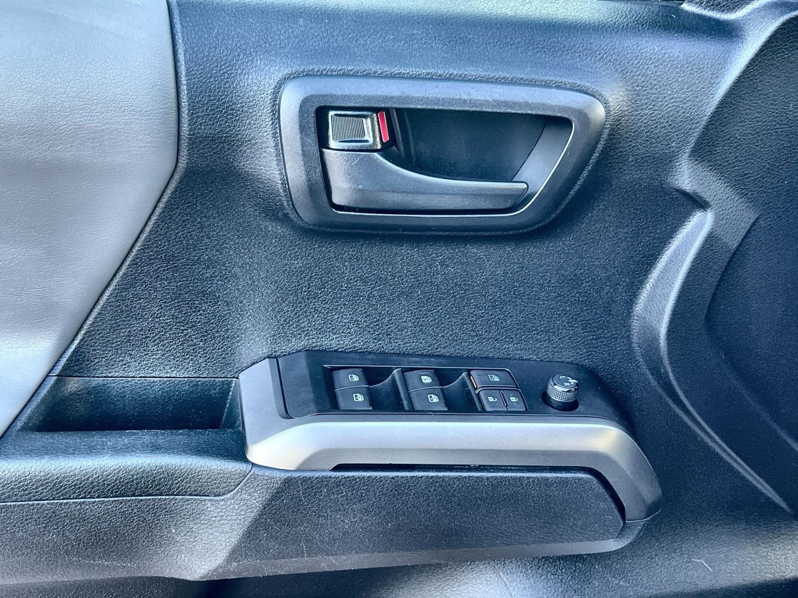 Used 2020 Toyota Tacoma SR5 image 15