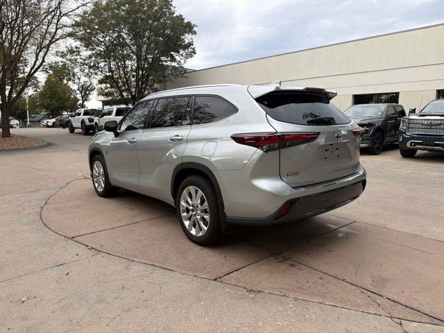Used 2024 Toyota Highlander Limited AWD/4WD image 4