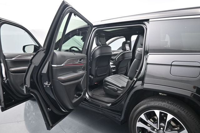 Used 2025 Jeep Grand Cherokee L Overland w/ Luxury Tech Group IV AWD/4WD image 20