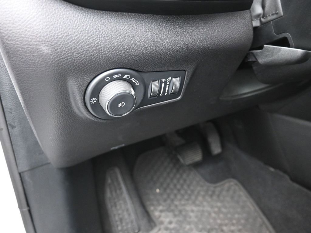 Used 2025 Jeep Compass Trailhawk AWD/4WD image 13