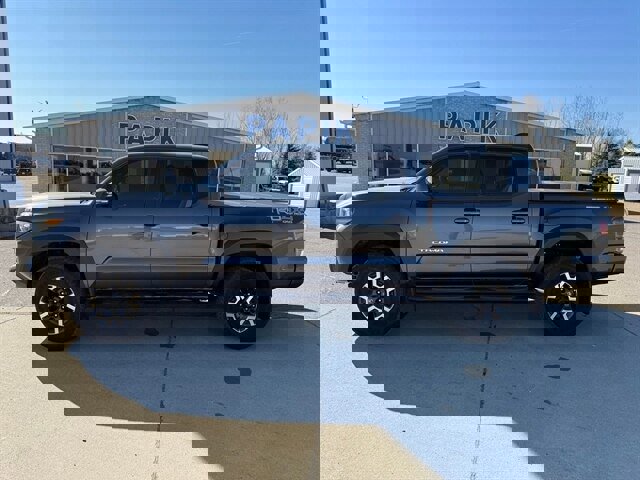 Used 2023 Toyota Tacoma TRD Off-Road w/ Technology Package AWD/4WD image 3