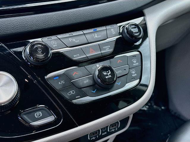 Used 2024 Chrysler Pacifica Touring-L FWD image 13