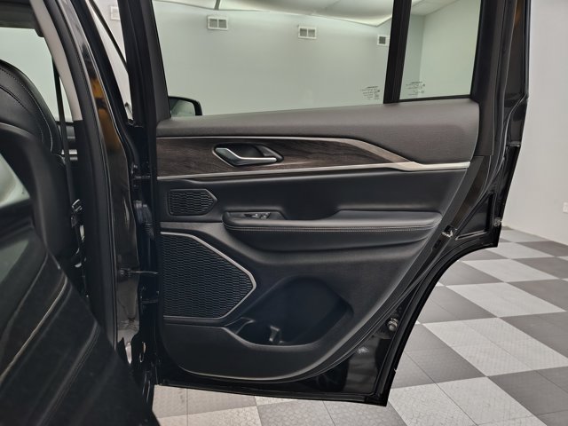 Used 2023 Jeep Grand Cherokee Limited AWD/4WD image 31