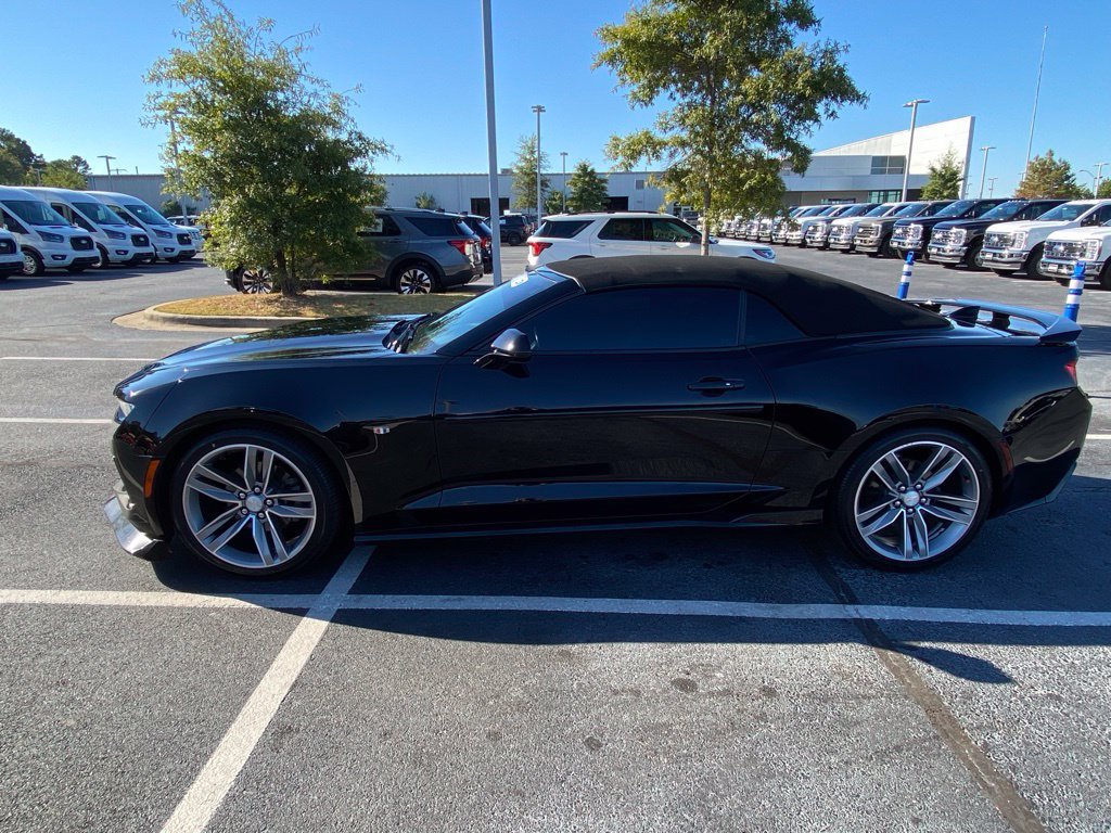 Used 2017 Chevrolet Camaro LT w/ Technology Package RWD image 4
