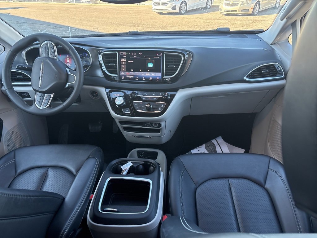 Used 2024 Chrysler Pacifica Touring-L image 10