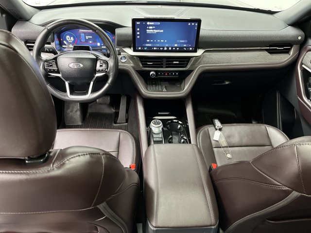 Certified 2025 Ford Explorer Platinum w/ Ultimate Package AWD/4WD image 4