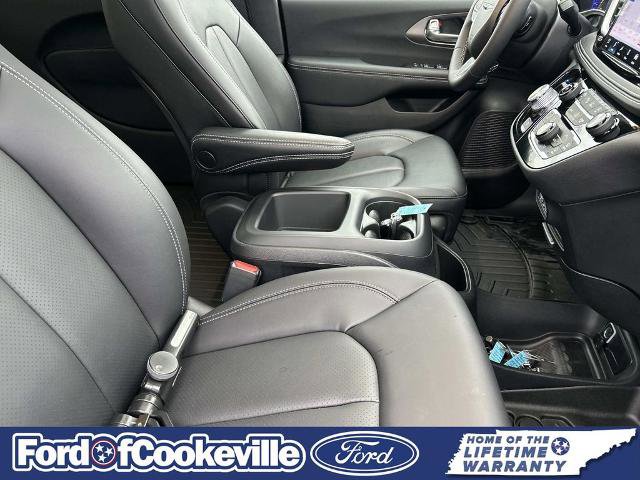 Used 2025 Chrysler Pacifica Select FWD image 20