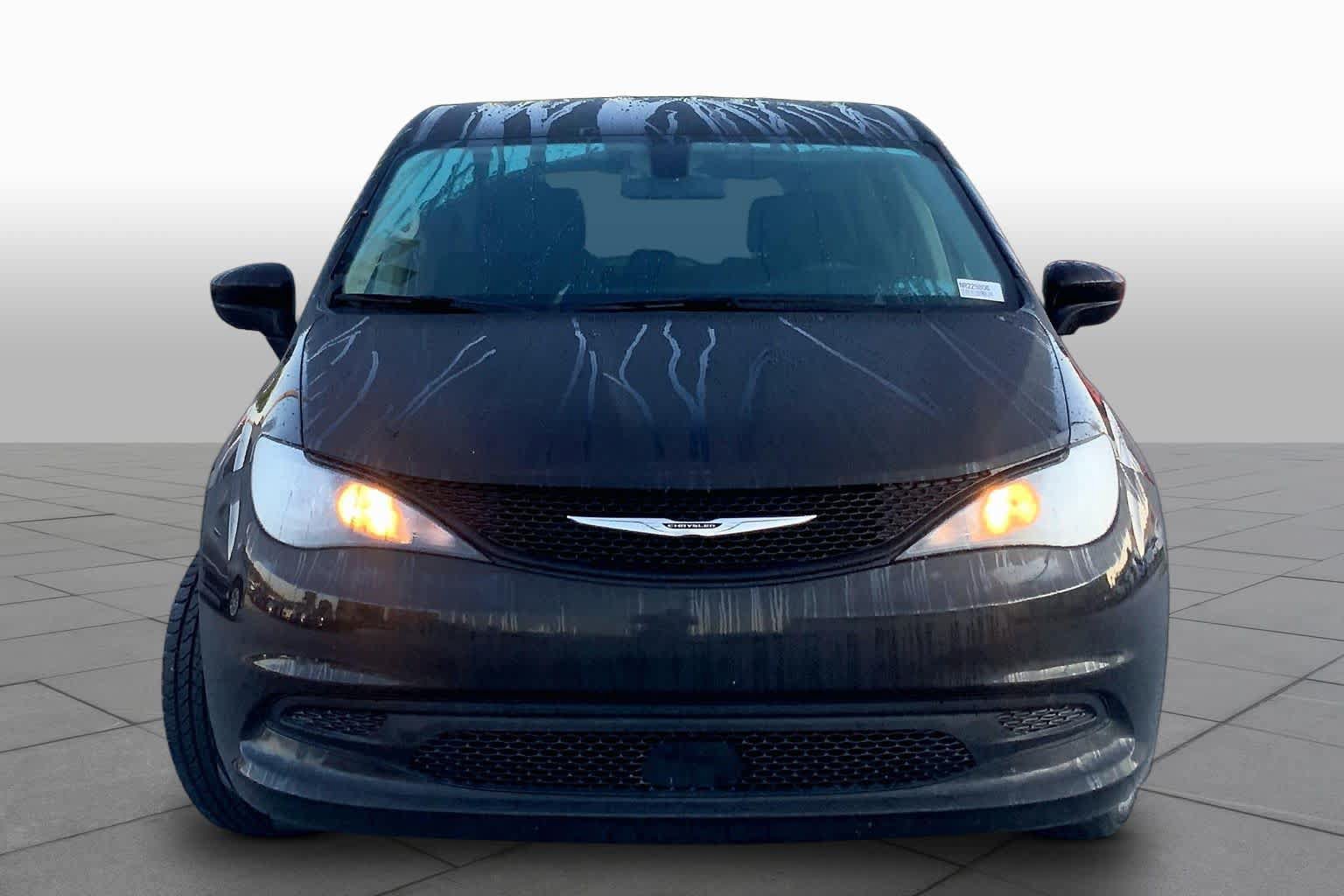 Used 2022 Chrysler Voyager LX FWD image 4