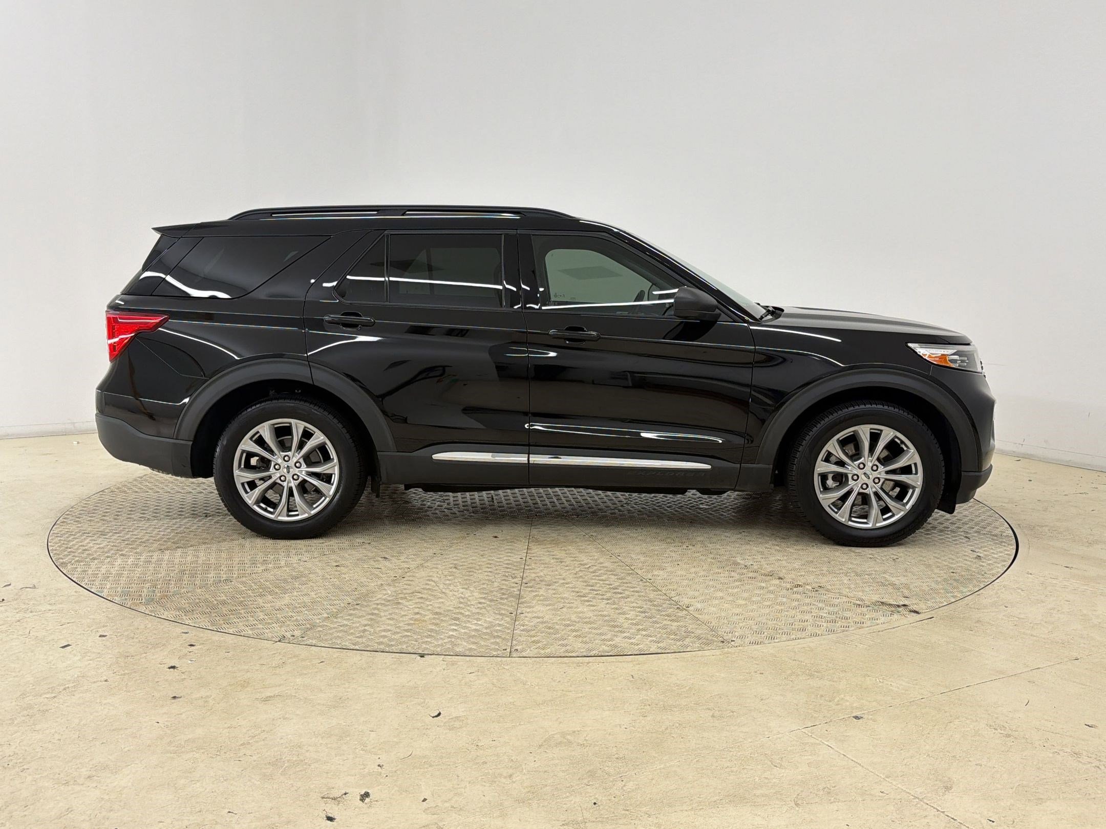 Certified 2023 Ford Explorer XLT w/ Equipment Group 202A RWD image 8