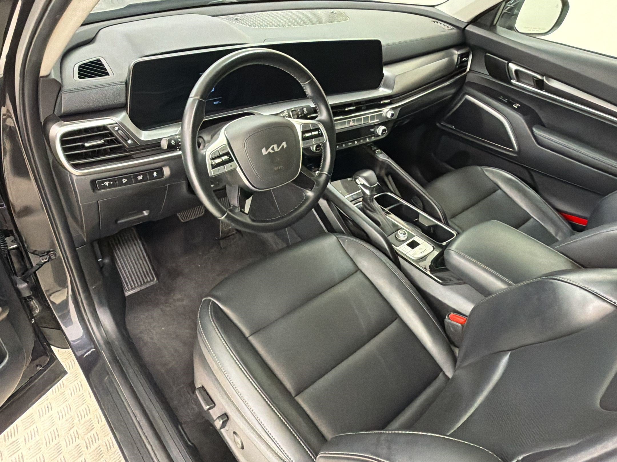Used 2025 Kia Telluride S FWD image 31