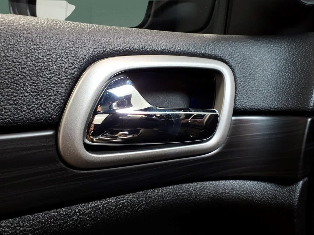 Used 2020 Jeep Grand Cherokee Altitude AWD/4WD image 15
