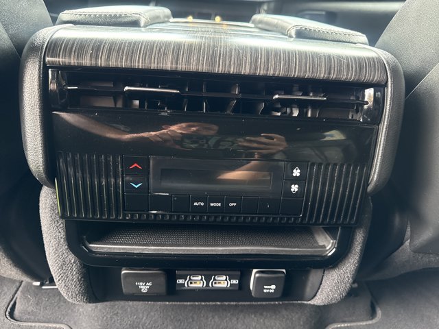 Used 2024 Jeep Wagoneer L Series II w/ Flexible Seating Group AWD/4WD image 25