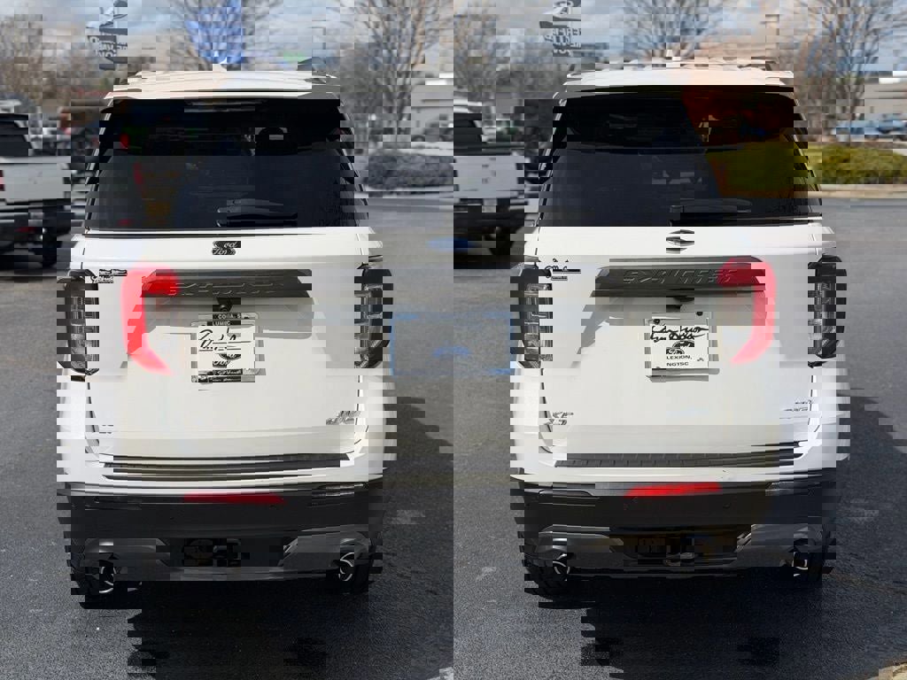 Certified 2022 Ford Explorer XLT w/ Equipment Group 202A image 3