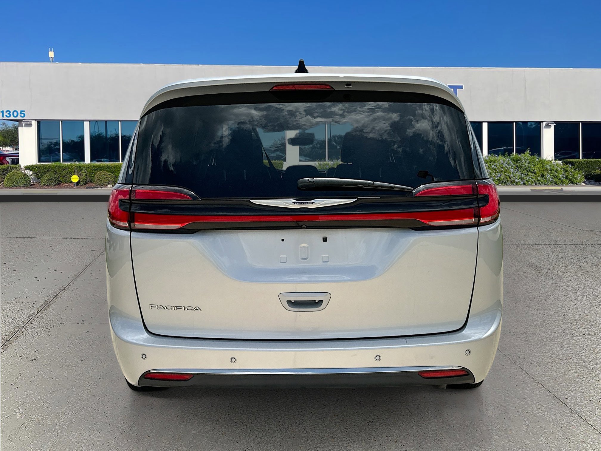 Used 2024 Chrysler Pacifica Touring-L FWD image 6