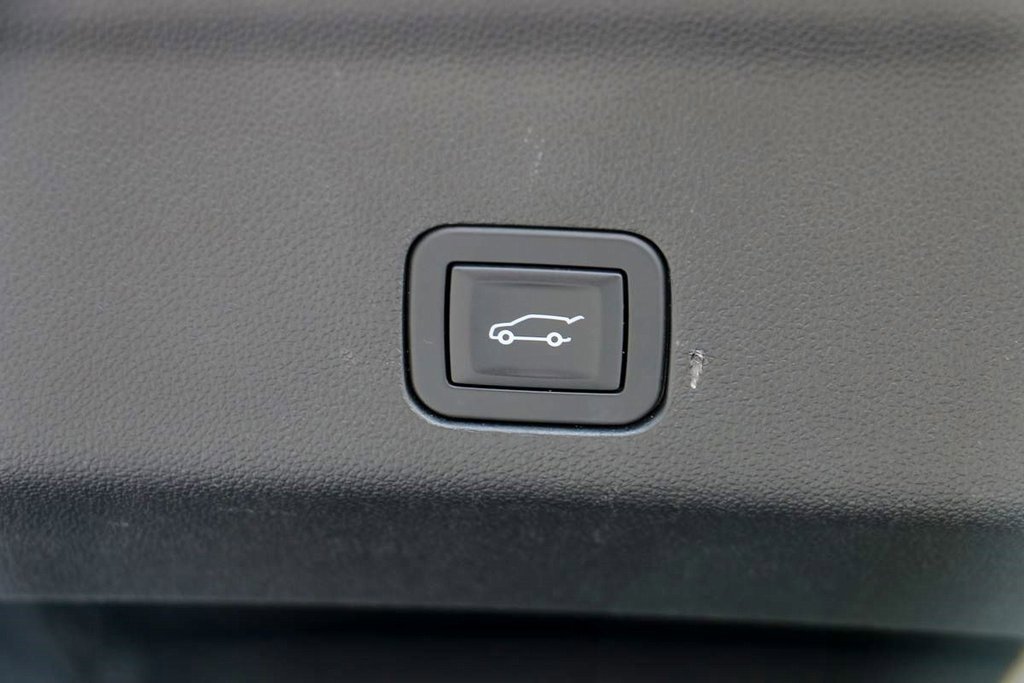 Used 2024 GMC Yukon SLT image 12