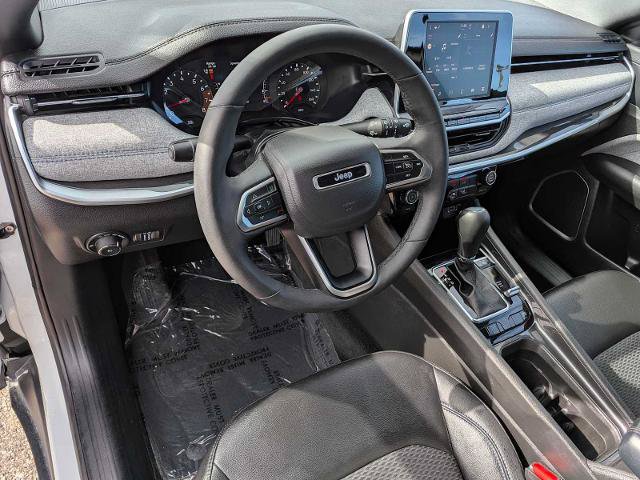 Used 2025 Jeep Compass Latitude AWD/4WD image 2