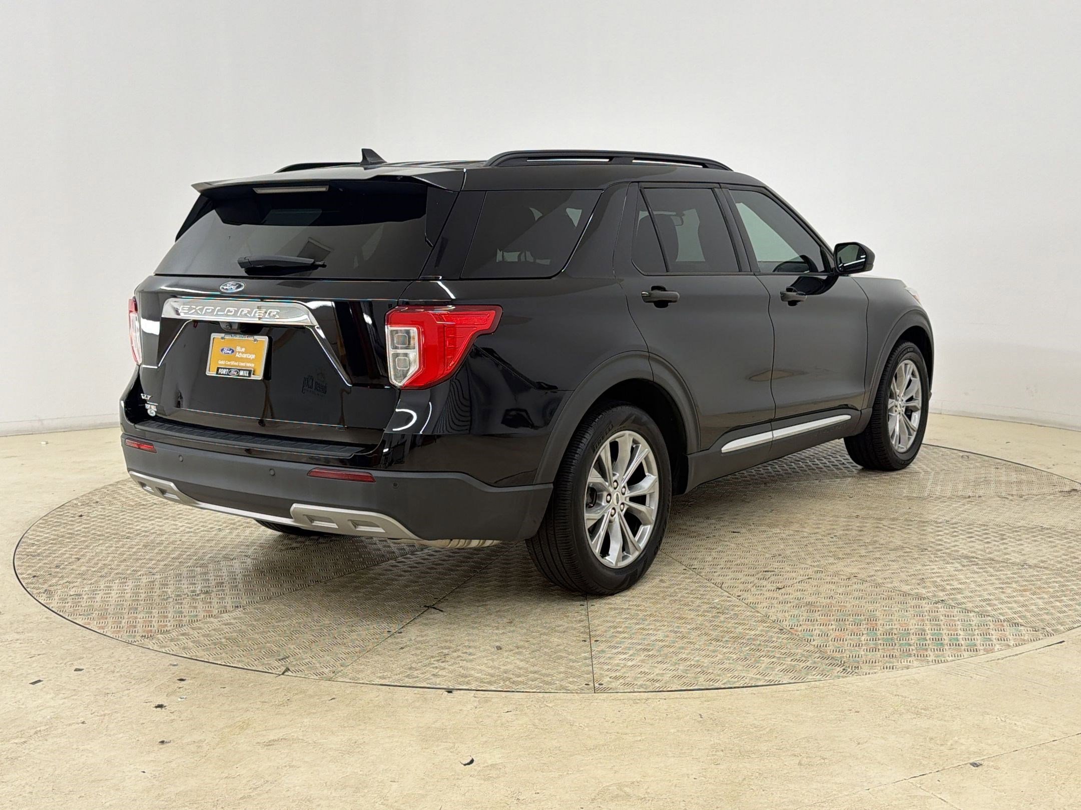 Certified 2023 Ford Explorer XLT w/ Equipment Group 202A RWD image 9