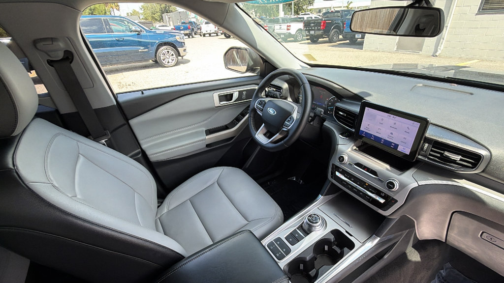 Certified 2021 Ford Explorer XLT w/ Equipment Group 202A RWD image 30