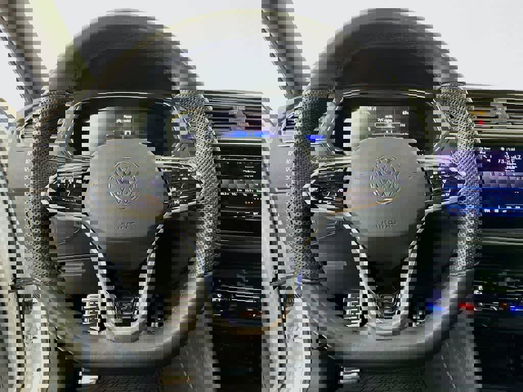 Used 2024 Volkswagen Tiguan SE R-Line image 16