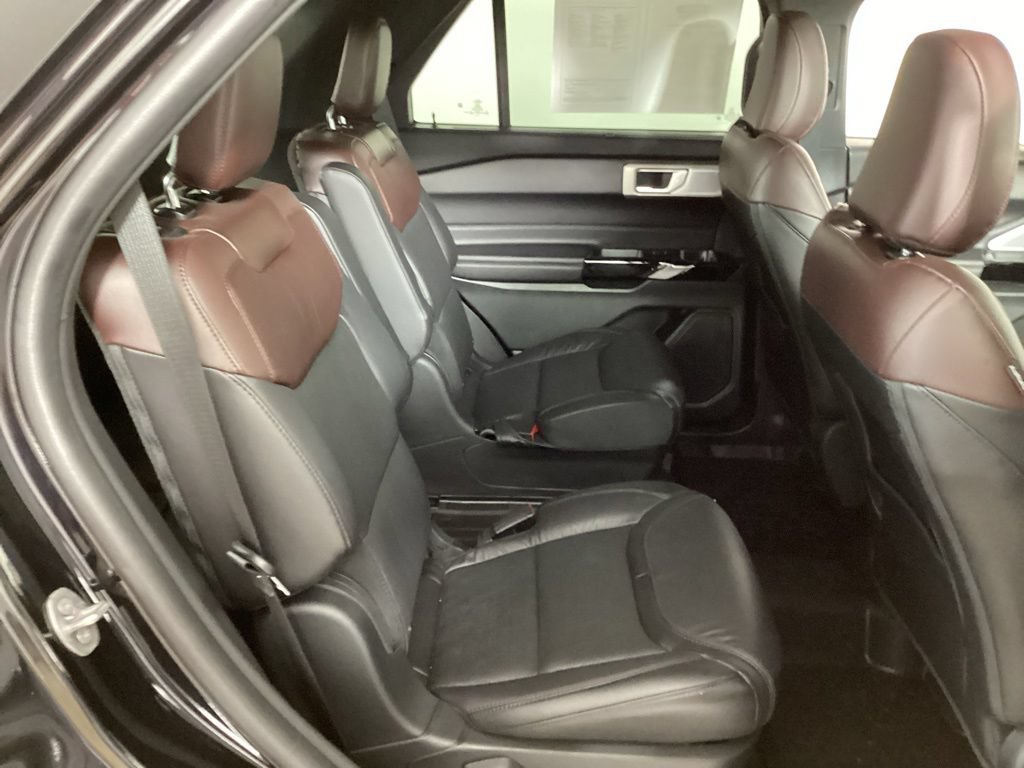 Certified 2023 Ford Explorer Platinum w/ Technology Package AWD/4WD image 39