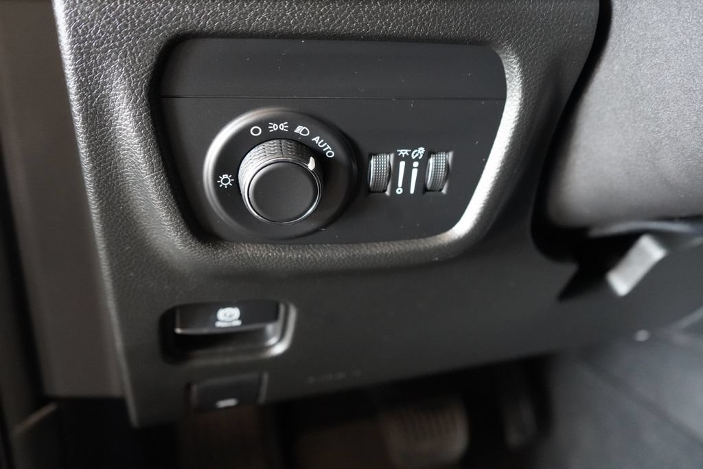 Used 2022 Jeep Grand Cherokee Altitude AWD/4WD image 33