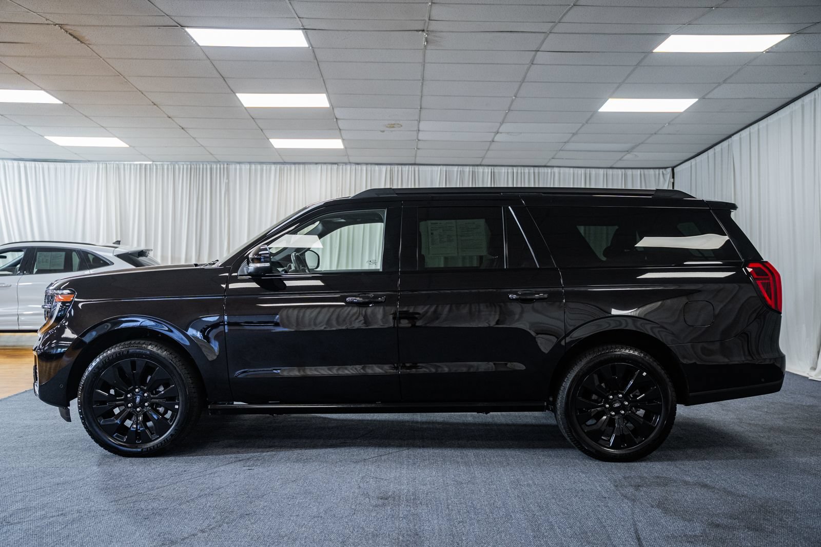 Certified 2025 Ford Expedition Max Platinum w/ Stealth Appearance Package AWD/4WD image 5