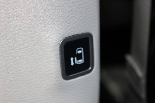 Used 2023 Chrysler Pacifica Limited FWD image 22