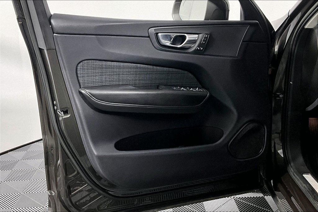 Used 2022 Volvo XC60 B5 Momentum FWD image 23