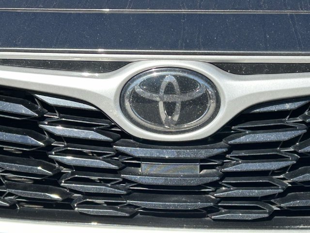 Used 2021 Toyota Highlander LE FWD image 7