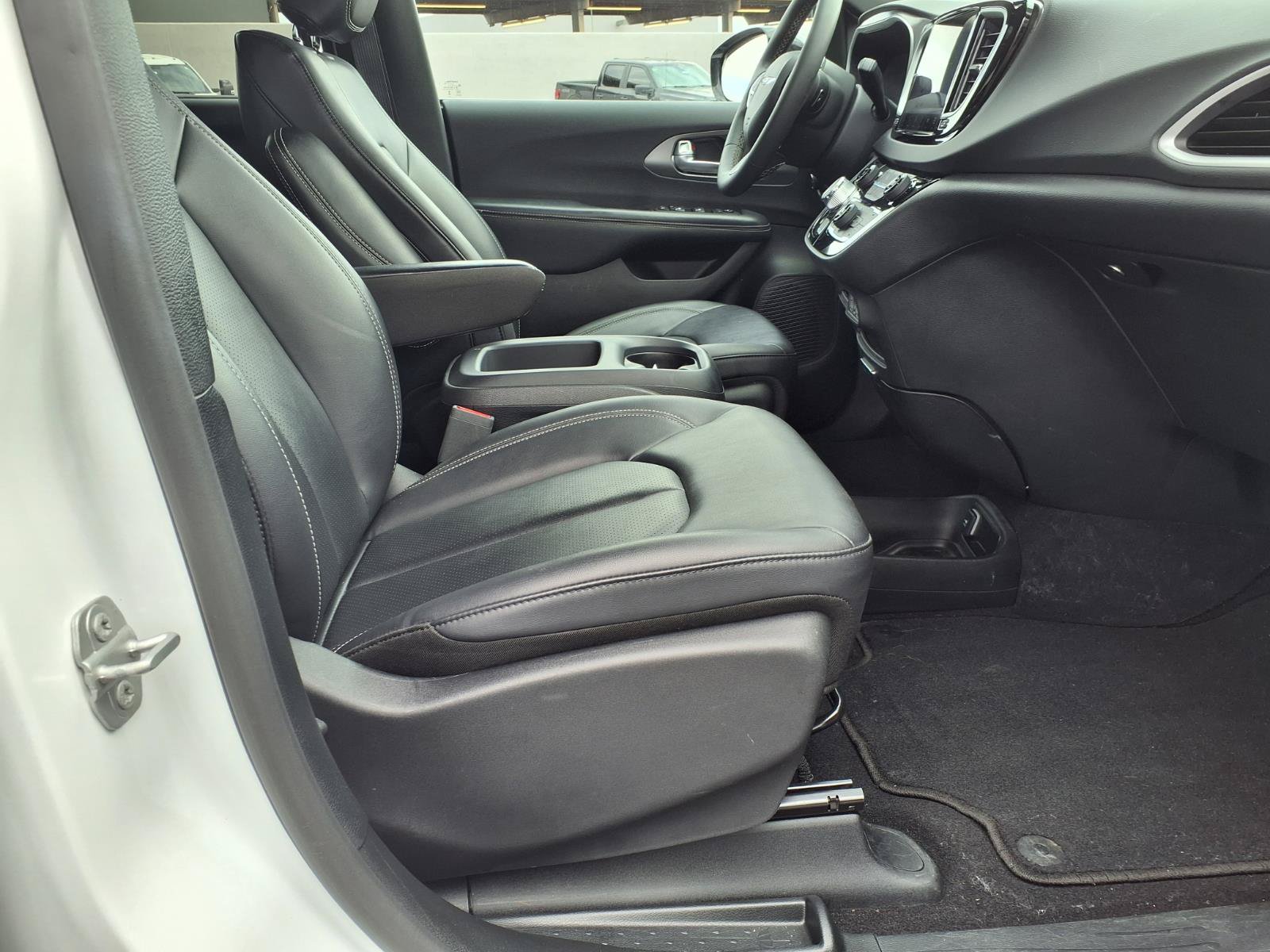 Used 2025 Chrysler Pacifica Select FWD image 11