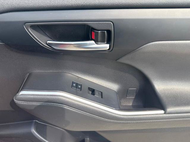 Used 2022 Toyota Highlander XLE FWD image 30