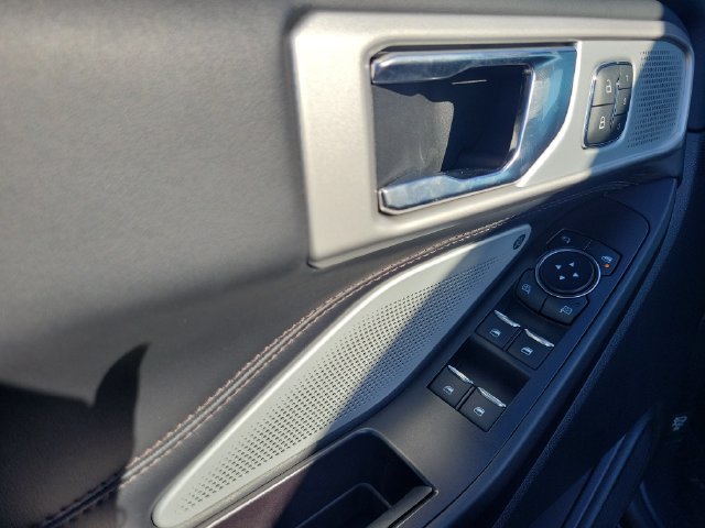 Certified 2020 Ford Explorer Platinum w/ Premium Technology Package AWD/4WD image 25