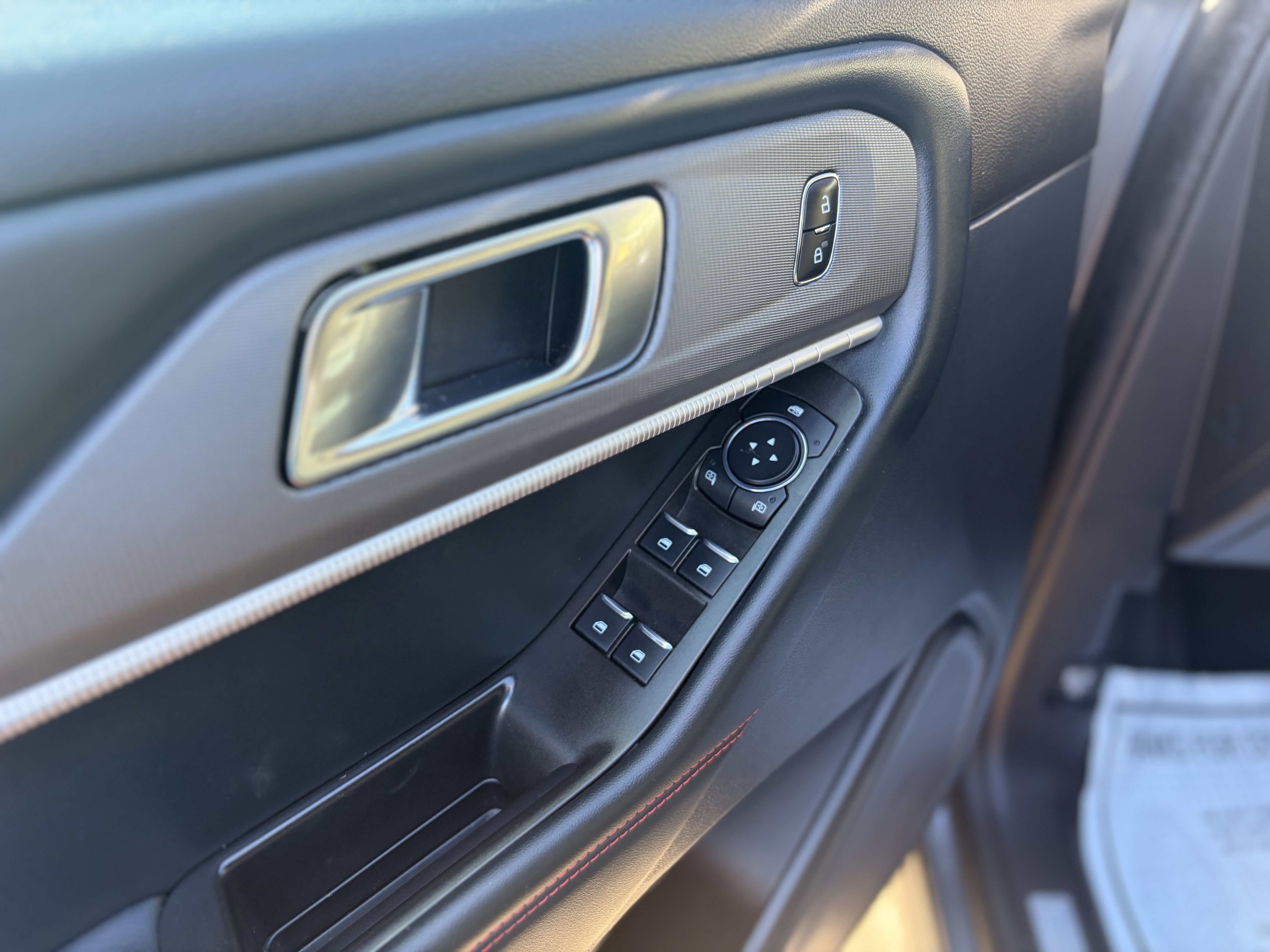 Certified 2025 Ford Explorer ST-Line AWD/4WD image 13