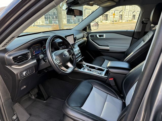 Certified 2022 Ford Explorer XLT w/ Equipment Group 202A image 3